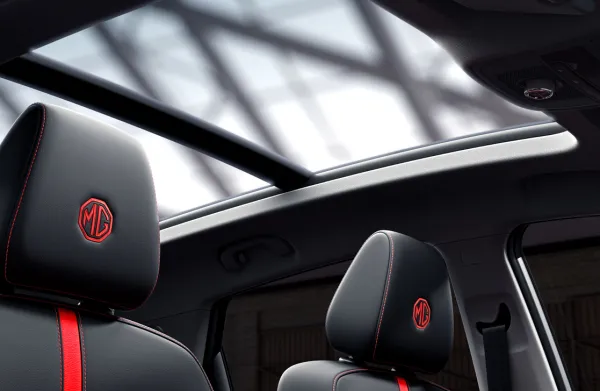 MG ZS se střešním panoramatickým oknem