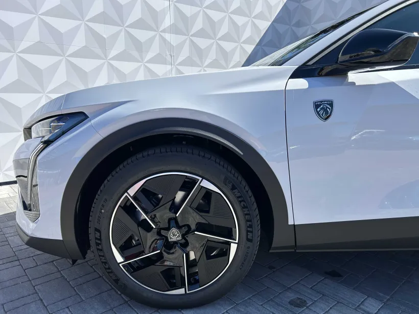 Peugeot 408 GT Plug-in HYBRID 225 e-EAT8