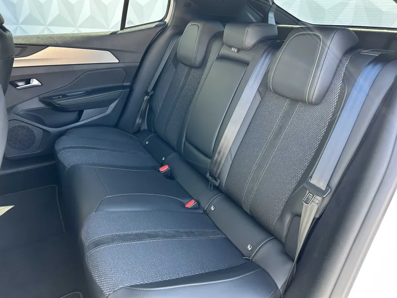 Peugeot 408 GT Plug-in HYBRID 225 e-EAT8