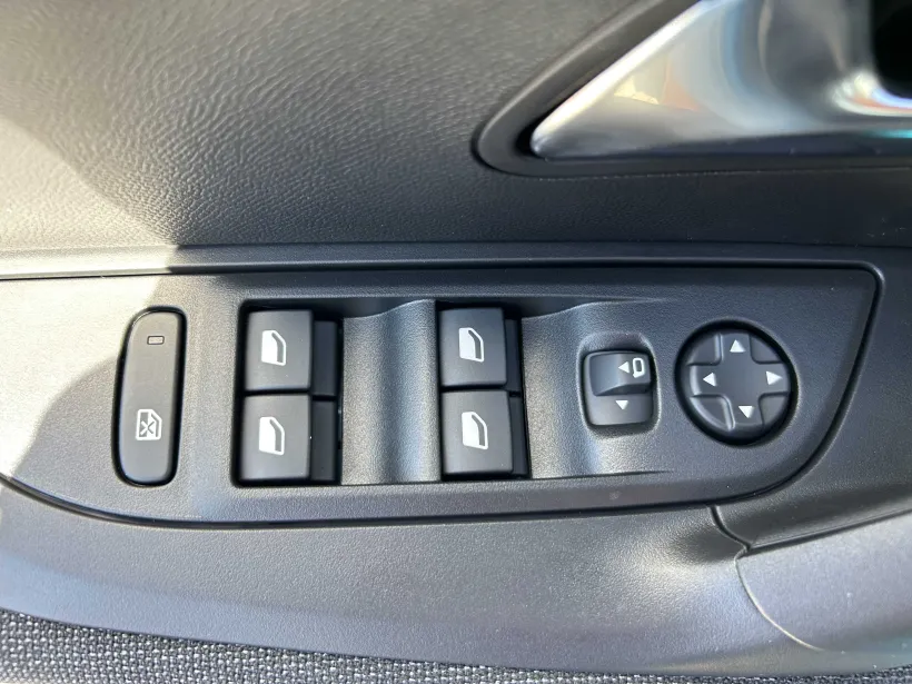Peugeot 2008 STYLE Hybrid 145 e-DCS6
