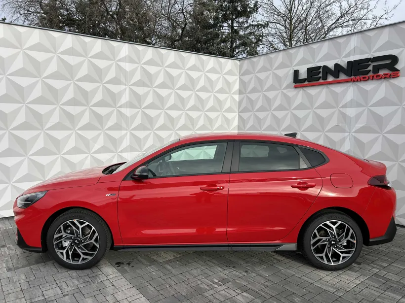 Hyundai i30 fastback červený