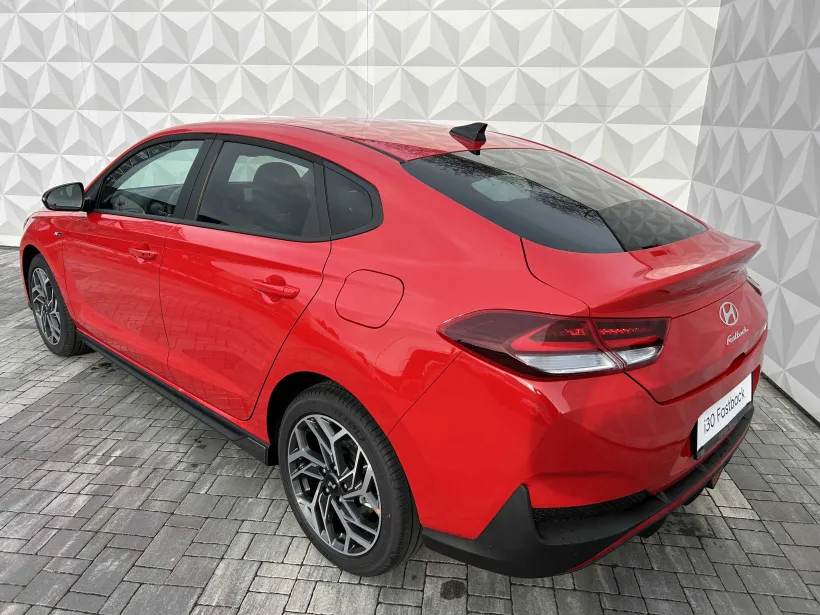 Hyundai i30 fastback červený