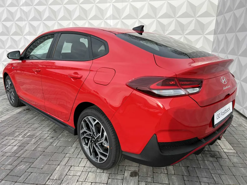 Hyundai i30 fastback červený