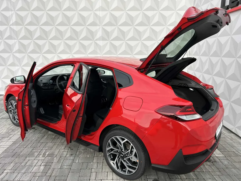 Hyundai i30 fastback červený