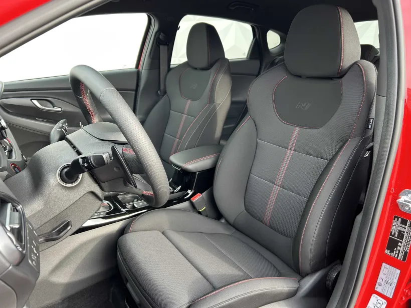 Hyundai i30 fastback červený