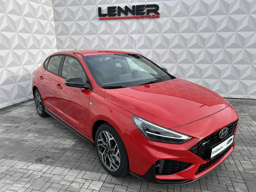 Hyundai i30 fastback červený