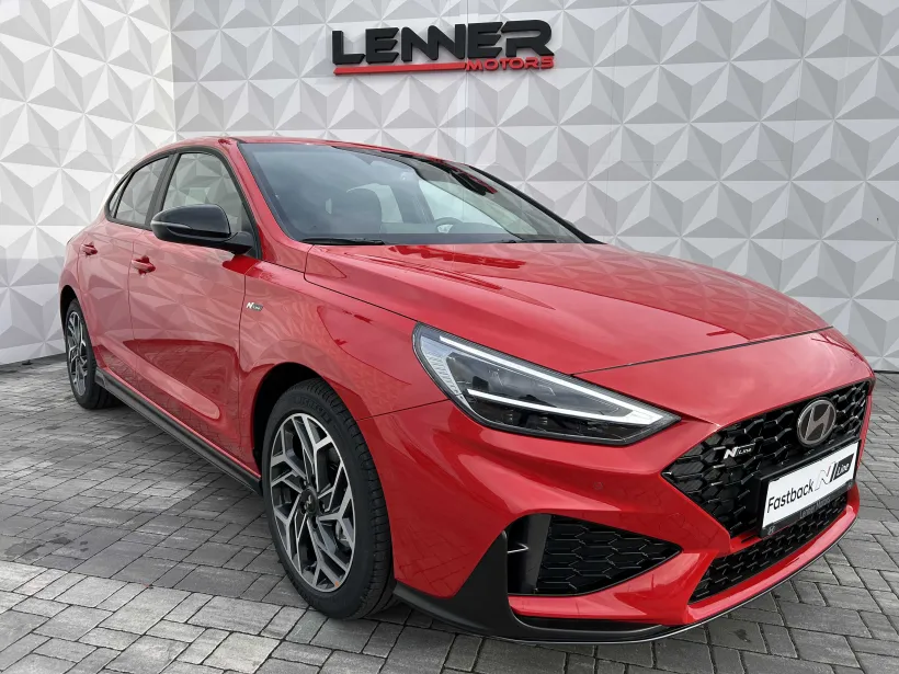 Hyundai i30 fastback červený
