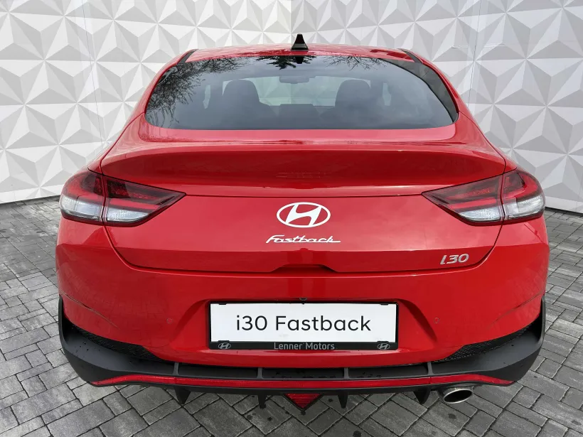 Hyundai i30 fastback červený