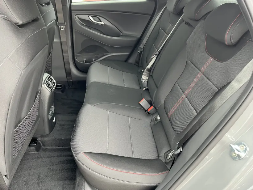 Hyundai i30 fastback šedý