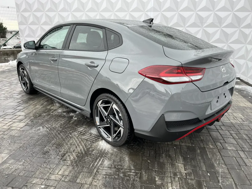 Hyundai i30 fastback šedý