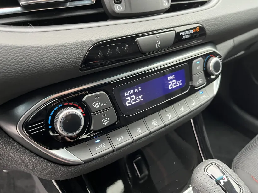 Hyundai i30 fastback šedý