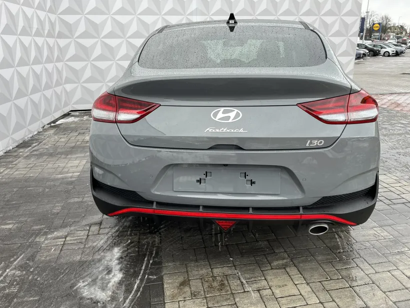 Hyundai i30 fastback šedý