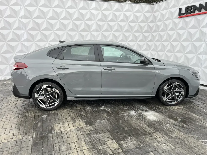 Hyundai i30 fastback šedý