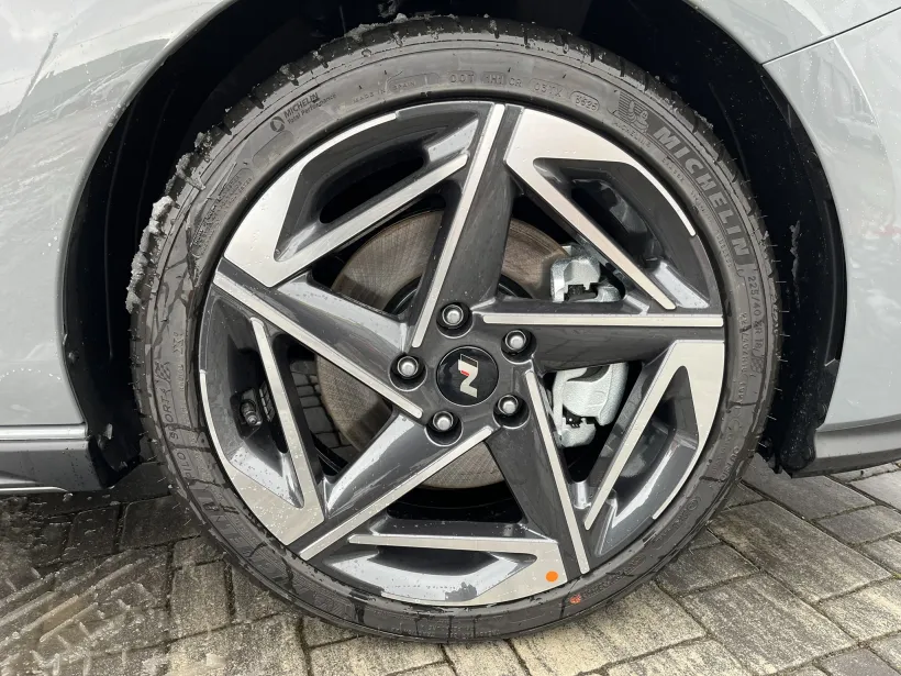 Hyundai i30 fastback šedý